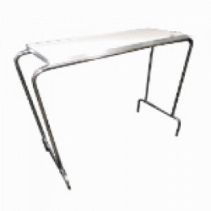 Mesa puente para alimentos MSI de acero inoxidable con estructura robusta y superficie lisa para uso en cocina y alimentos.