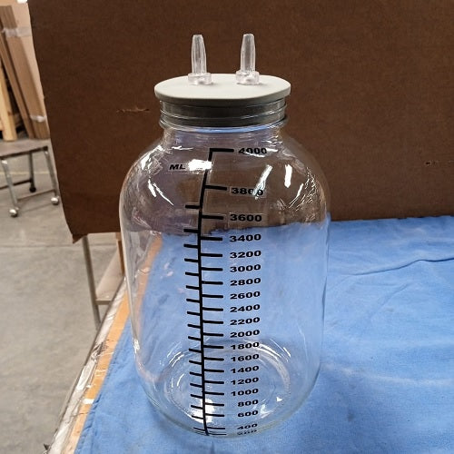 Frasco de 1 galón con tubo de salida y tapón, equipo médico de la marca Beracah Médica, para uso en instalaciones médicas.