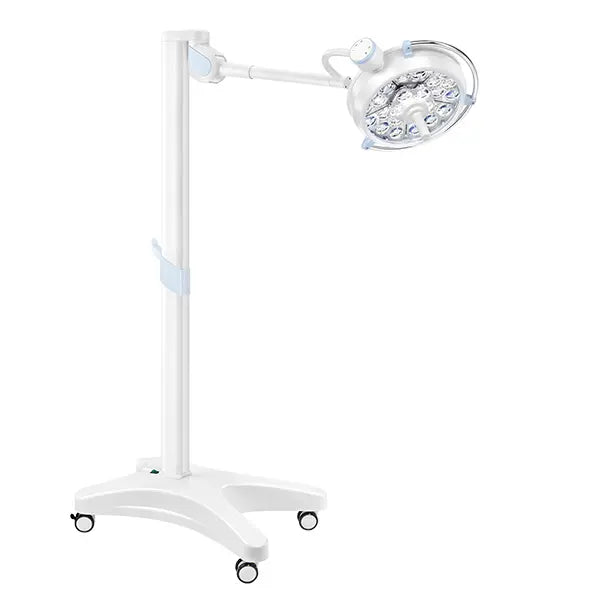 Lámpara de emergencia LED de pedestal Beracah Medica PENTALED 30N con luz brillante de 140,000 luxes, en un entorno clínico.