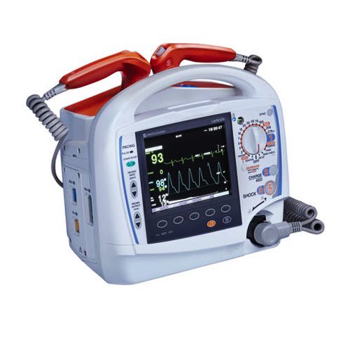Desfibrilador Cardiolife EGC+ con monitor, marcapaso y SpO2 TEC-5631E de Beracah Medica, pantalla y controles visibles.