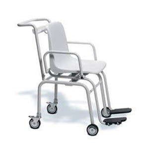 Báscula de silla MSI de Beracah Médica para pesaje en posición sentada, con pantalla y estructura en color blanco.