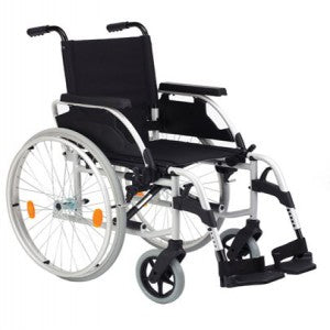 Silla de ruedas estándar de acero gris martillado de 44 cm modelo Unix de Beracah Médica, con respaldo y ruedas delanteras.