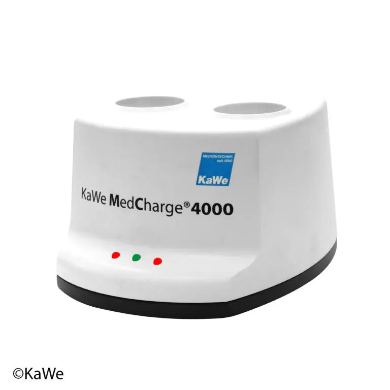 Fuente de poder Beracah Medica Kawe 3.5V Mod. MedCharge 4000, estación de carga con cables y conectores visibles.