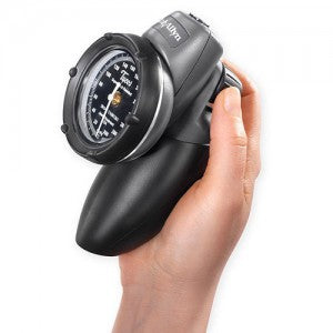 Baumanómetro aneroide de mano clásico DuraShock Serie Platino de Beracah Medica, con manguito y manómetro visible.