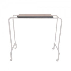 Mesa puente para alimentos MSI de Beracah Medica, con estructura tubular cromada y superficie resistente para uso hospitalario.