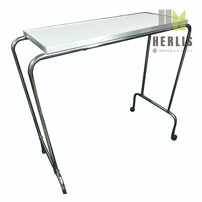 Mesa puente para alimentos cromada de 120x40x110 cm con cubierta de formica, ideal para servicios de comida.
