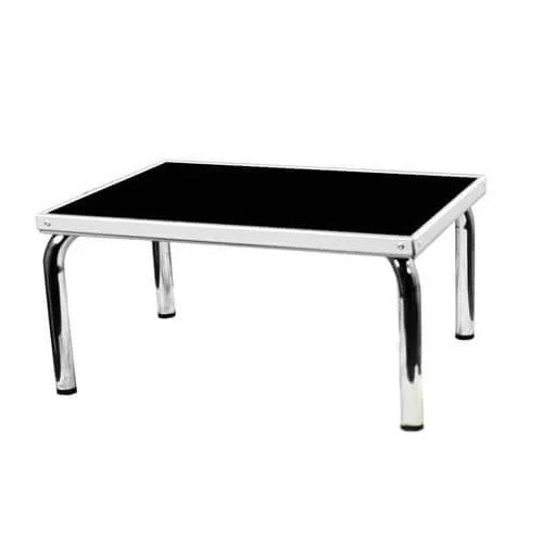 Banqueta de altura con un peldaño cromado de la marca Beracah Medica, diseñada para facilitar el acceso y la estabilidad.