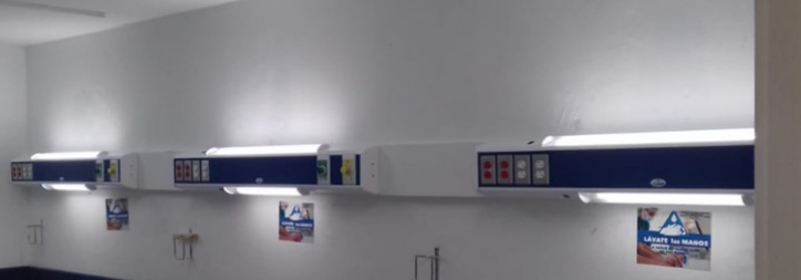 Consola médica Beracah Medica de 140 cm con 4 tomas de aire-oxígeno, 4 contactos duplex y lámpara de lectura.