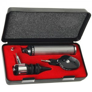 Estuche de diagnóstico de la marca Beracah Medica con otoscopio y oftalmoscopio, en un práctico set de instrumentos médicos.