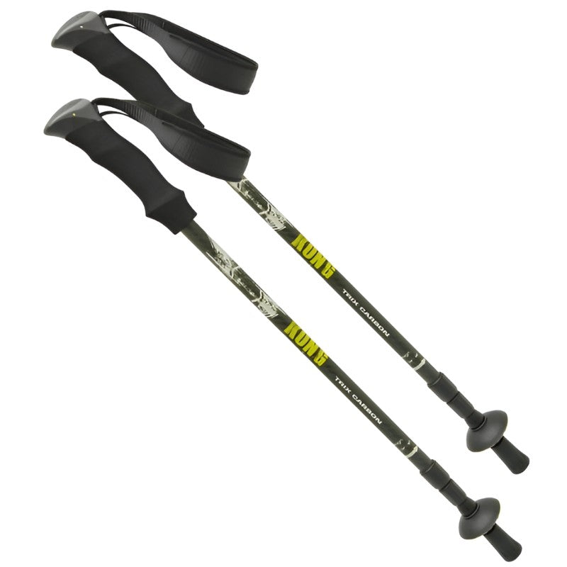 Bastones para senderismo Beracah Medica de tres segmentos con empuñaduras ergonómicas y punta antideslizante en uso en la naturaleza