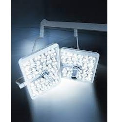 Lámpara quirúrgica doble Beracah Medica modelo DL-160 con luces ajustables para quirófano, vista desde el frente.