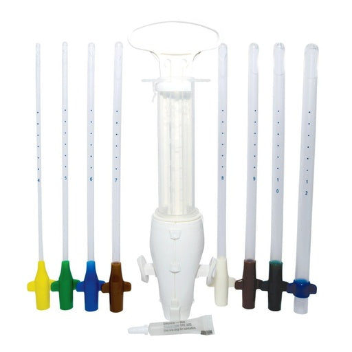 Aspirador manual AMEU plus para biopsia con 16 cánulas, marca Beracah Medica, mostrando el kit completo y sus componentes.
