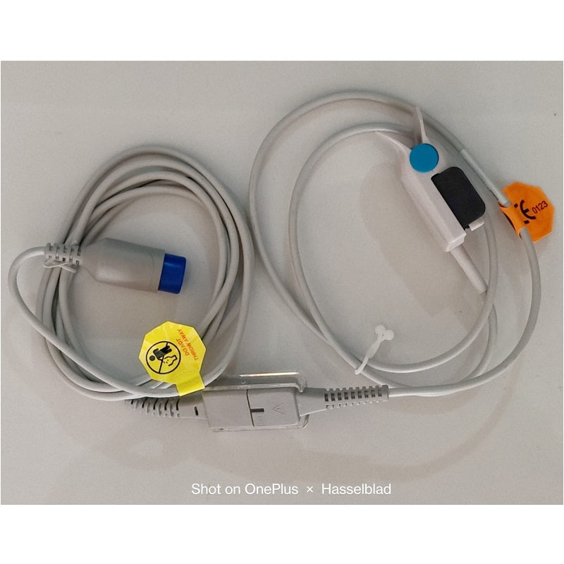 Sensor reutilizable para monitor de SpO2 adulto multisitio de la marca Beracah Medica, con cables para oxímetros.