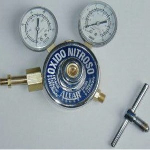Regulador MC para óxido nitroso de la marca Beracah Médica, con manómetro y conexiones para control de gas.