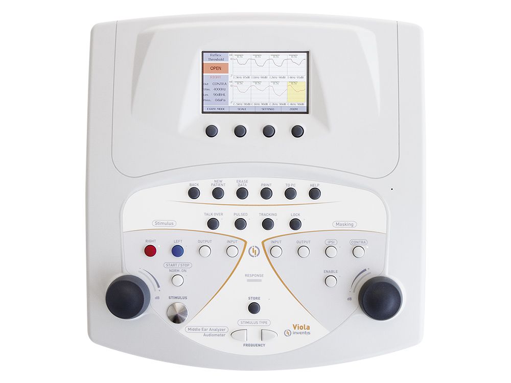 Timpanómetro y audiómetro combinado Beracah Medica Viola Basic con impresora térmica y impedanciómetro, en uso en un entorno clínico.