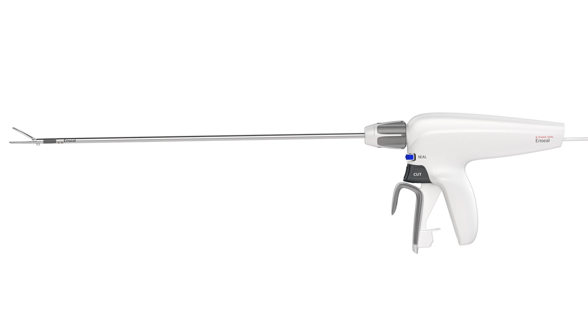Sellador de tejido bipolar avanzado Enseal X1 de 37 cm, instrumento quirúrgico de marca Beracah Médica con punta curva.