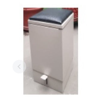 Bote para basura acolchado de Beracah Médica con pedal, ideal para consultorio, con tapa y diseño compacto.