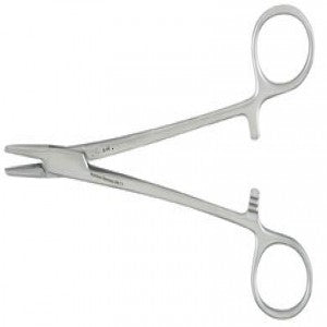 Porta agujas de mayo Hegar de 18 cm de la marca Beracah Medica, con agujas organizadas y lista para uso médico.