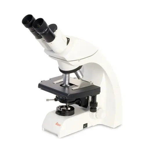 Microscopio binocular para educación Beracah Medica modelo DM750, con lentes y control de enfoque visible en la imagen.