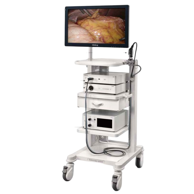 Torre para laparoscopia Beracah Medica Mod. HD3 con instrumentos y cables en una configuración clínica.