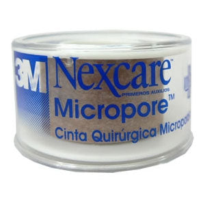 Cinta microporosa de 1" de color piel de Beracah Medica, tamaño 2.5cm x 9.14m, en caja con 12 rollos.