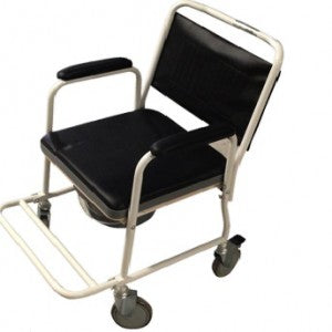 Silla cómoda móvil de acero cromado de la marca Beracah Médica, con asiento y respaldo acolchados, en un entorno clínico.