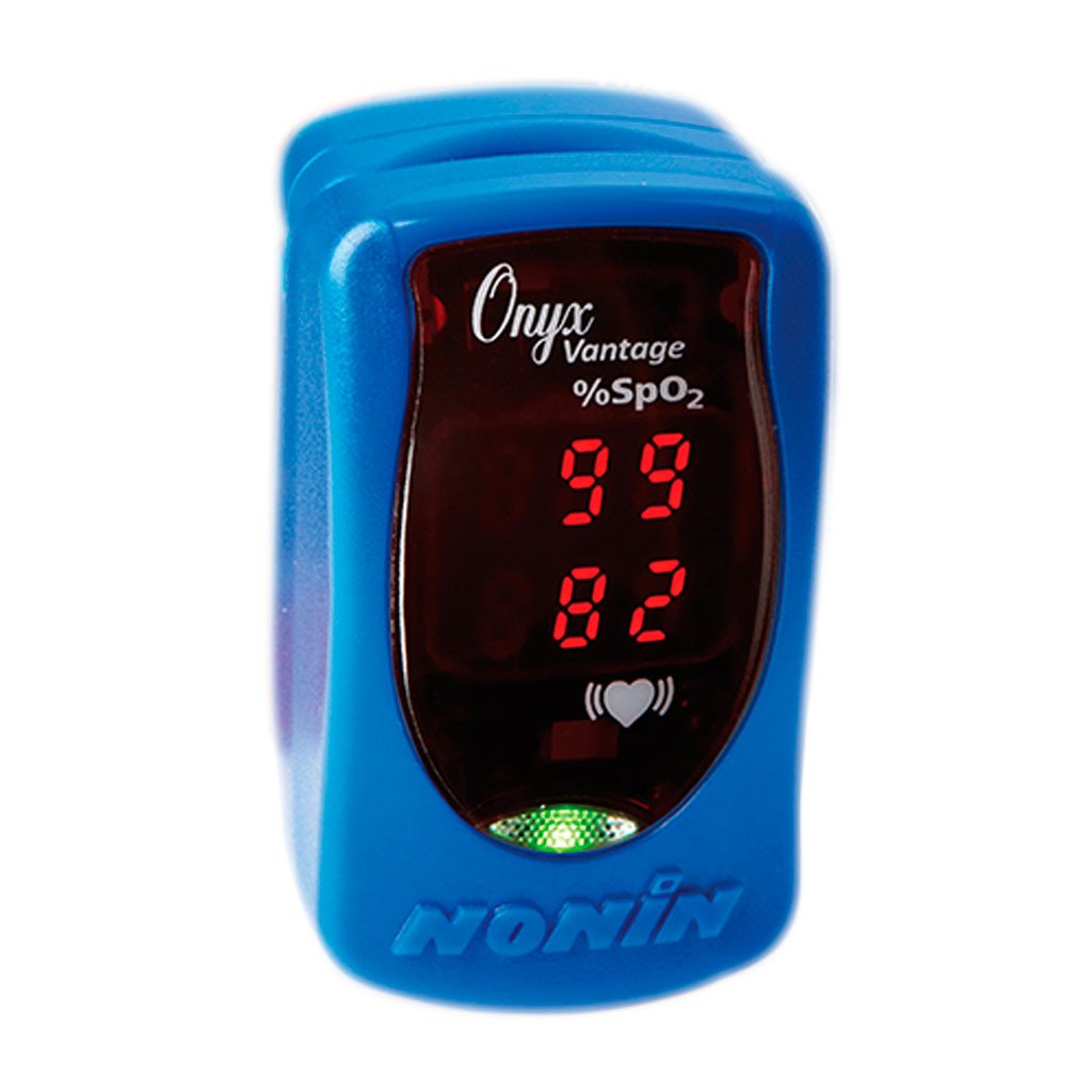 Oxímetro de pulso ONYX 9590 azul de Beracah Medica mostrando pantalla y clip en dedo.