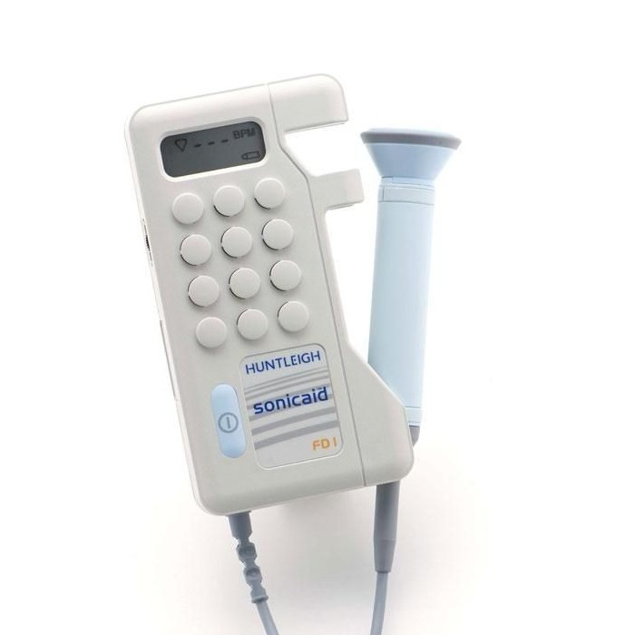 Detectores fetales Beracah Medica Doppler fetal con transductor de 2 MHz, muestra el dispositivo y su pantalla en uso.