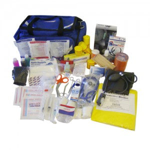 Mochila botiquín de trauma "Traumalite" roja, equipada para emergencias, de la marca Beracah Medica, con compartimentos y material resistente.