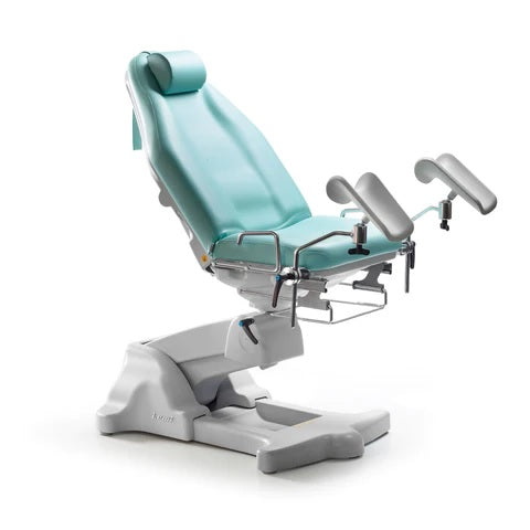 Silla ginecológica eléctrica Beracah Medica Gynoplus para exploraciones ginecológicas, con superficie acolchada y ajuste eléctrico.