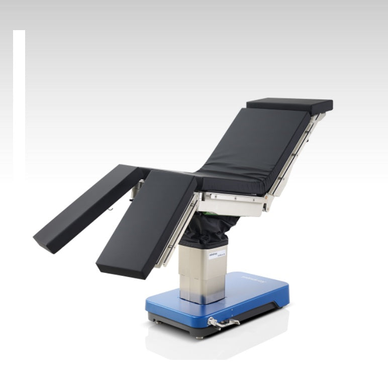 Mesa de cirugía electrohidráulica radiolúcida Beracah Medica para arco en C con riñonera, modelo Unibase 30, en entorno quirúrgico.