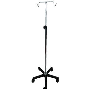 Porta sueros de pedestal rodable cromado con base de plástico, para venoclisis, de marca Beracah Medica.