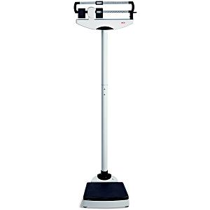 Báscula clásica de columna Beracah Médica con estadímetro, capacidad de 220 kg, en color blanco con pantalla y estructura metálica.