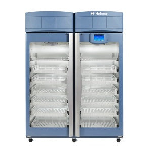 Refrigerador para farmacia Beracah Medica iPR245-GX, de 44.9 pies cúbicos, para medicamentos y vacunas, en interior con estantes.
