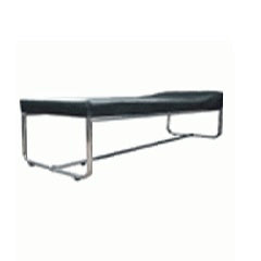 Chaise longue MSI Beracah Medica con estructura tubular cromada y cojines acolchados, ideal para espacios de descanso.