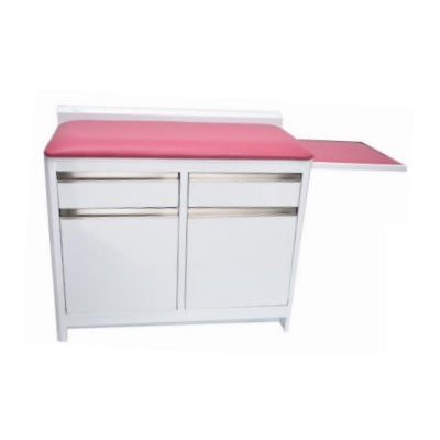 Mesa de exploración pediátrica Grand Plus sin cenefa de la marca Beracah Medica, superficie rectangular y diseño funcional.