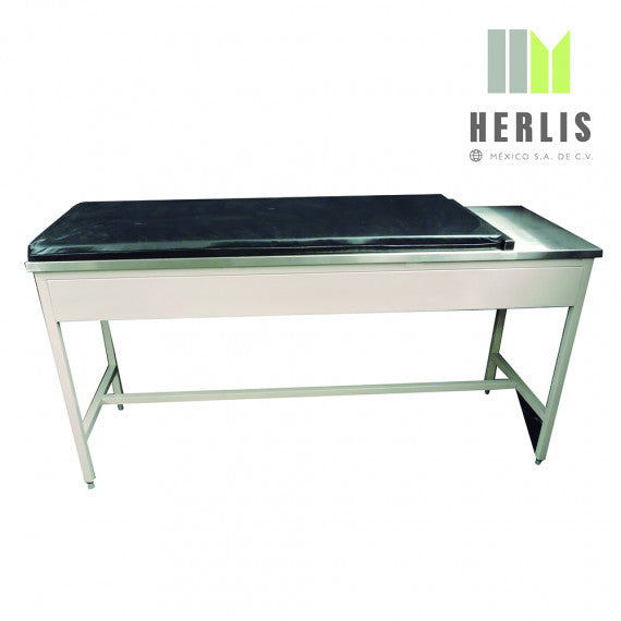 Mesa para atención a recién nacidos MSI de Beracah Medica, esmaltada, de 150x60x90 cm, superficie resistente y fácil de limpiar.